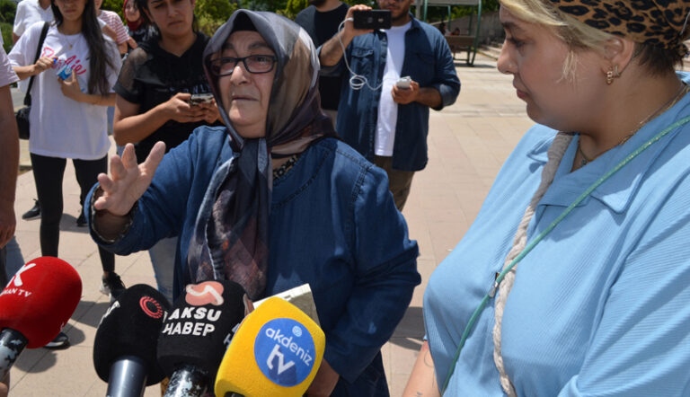 Depremzedelerden Ebrar Sitesi’nin yıkılmasına ilişkin suç duyurusu