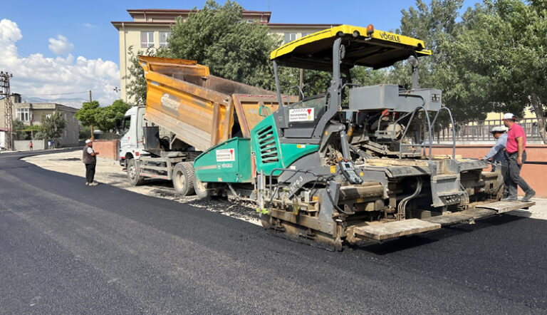 Erkenez’in Ana Caddesi Asfaltlanıyor