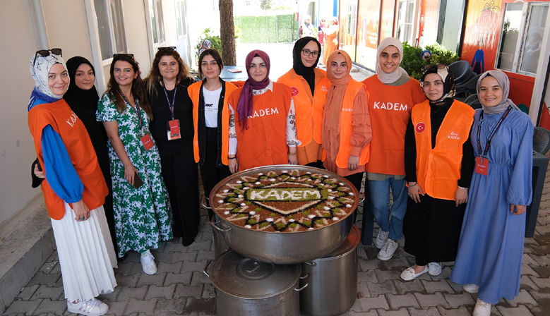 KADEM, Kahramanmaraş’ta Depremzedelere Aşure İkram Etti