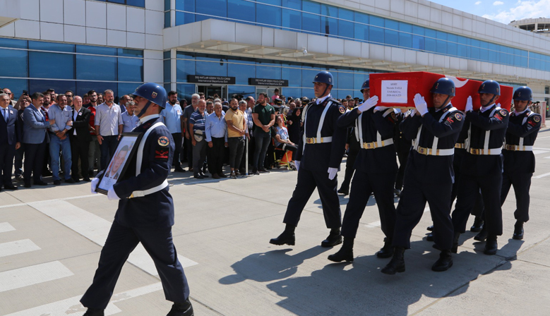 Kahramanmaraşlı Astsubay kaza yerinde tedbir alırken kamyonet çarpası sonucu şehit oldu