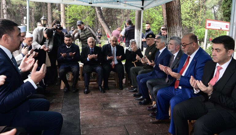 Şehitler ve Deprem Şehitleri Kabirleri Başında Dualarla Anıldı