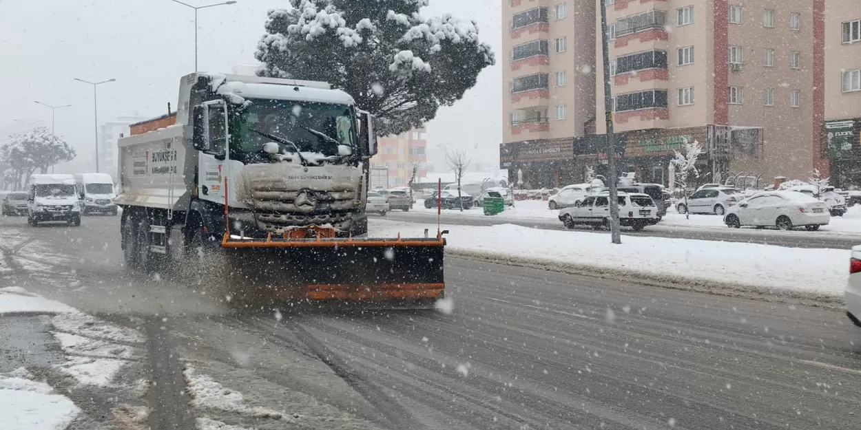 Büyükşehir’den Kar Yağışı Sonrası Arterlere Anında Müdahale