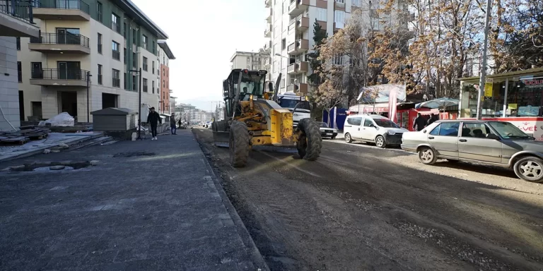 Büyükşehir’den Yağış Sonrası Yollardaki Bozulmalara Hızlı Müdahale