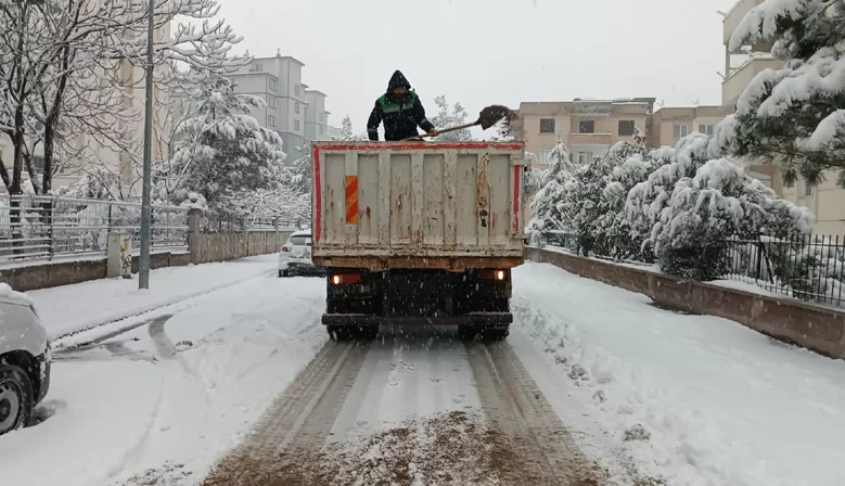 Onikişubat Belediyesi karla mücadelede tam teyakkuzda