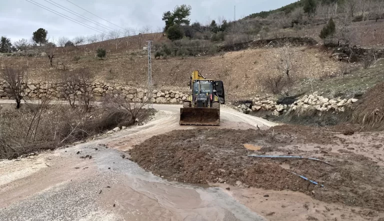 Büyükşehir, Sağanak Yağışların Vurduğu Kırsal Mahalle Yollarında da Görev Başında