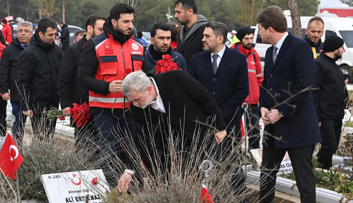 Kahramanmaraş’ta Deprem Şehitleri Kabri Başında Dualarla Yad Edildi
