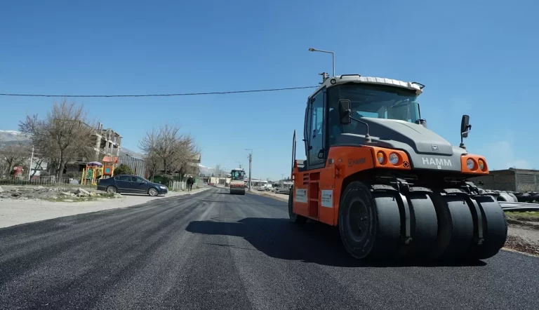 Dulkadiroğlu ve Onikişubat’ta yolların konforu artırılıyor
