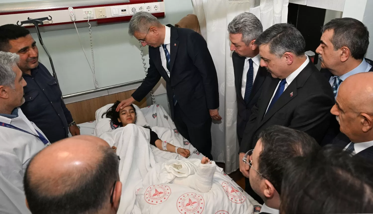 Bakanlar KSÜ Tıp Fakültesi Hastanesinde Yaralı Öğrencileri Ziyaret Etti