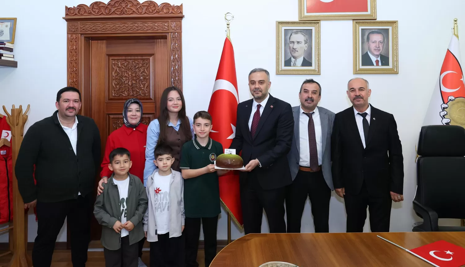 Başkan Hanifi Toptaş, 23 Nisan’da koltuğunu minik Halil Sami’ye devretti