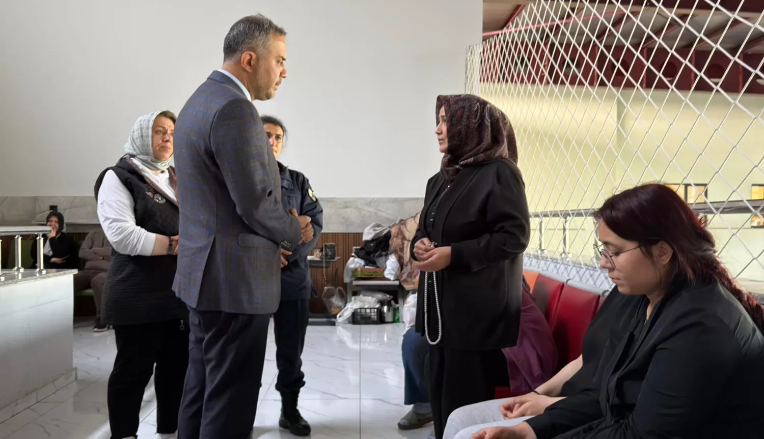 Başkan Hanifi Toptaş, okul saldırısında yaralanan öğrenciler ve ailelerini ziyaret etti