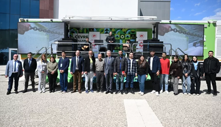 Rektör Okumuş, Yeşil Kampüs Festivalinde Stantları İnceledi