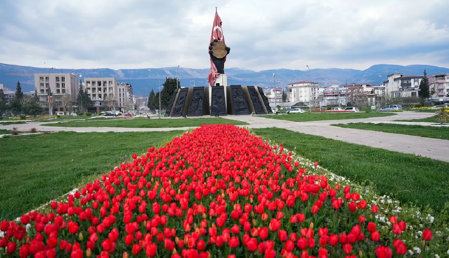 Şehir Çiçek Açtı; Kavşaklarda Görsel Şölen