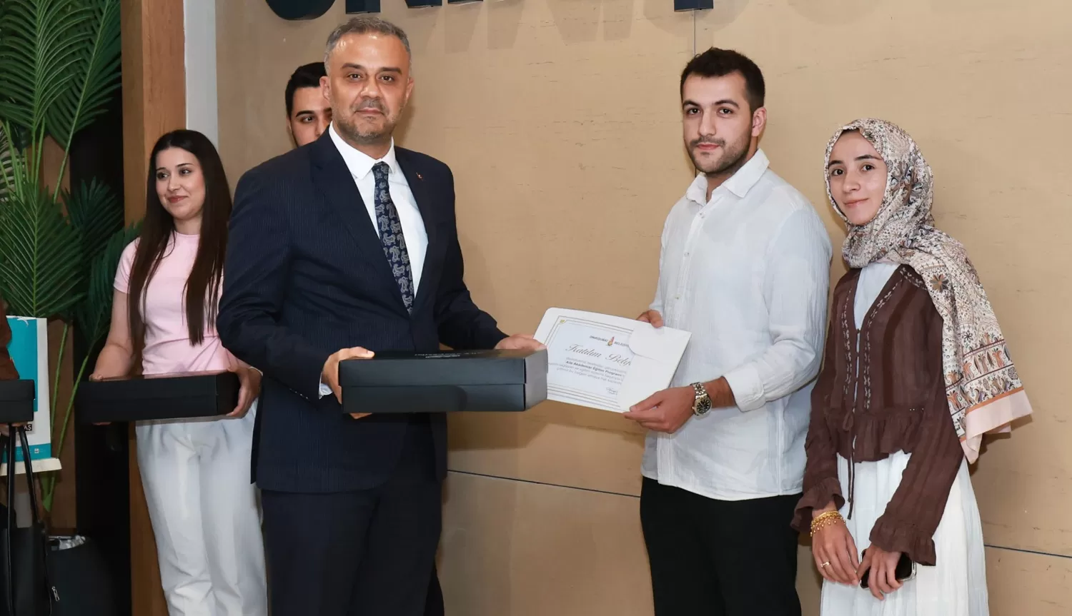 Onikişubat Belediyesi’nin Evlilik Okulu’nu tamamlayan ilk 50 çift sertifikalarını aldı