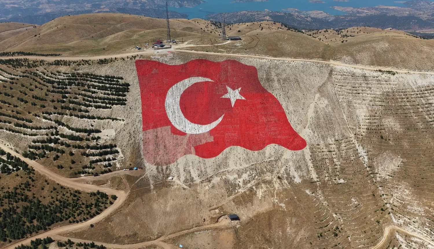 Dünyanın en büyük Türk Bayrağı, yeniden ilk günkü görkemine kavuştu
