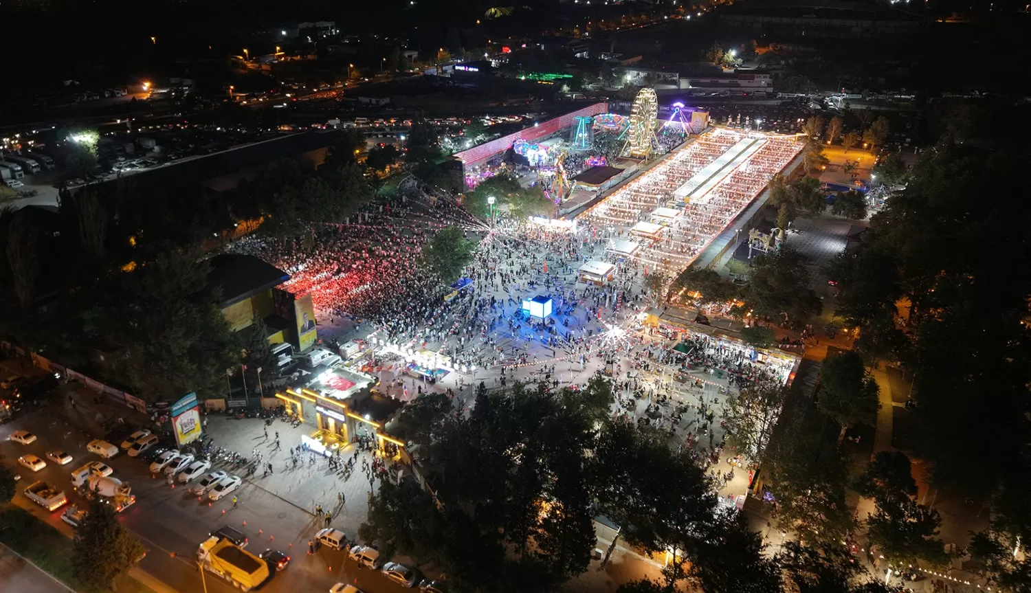 Ağustos Fuarı Kapılarını Coşkuyla Açtı, İlk Gecede Eypio Rüzgârı Esti