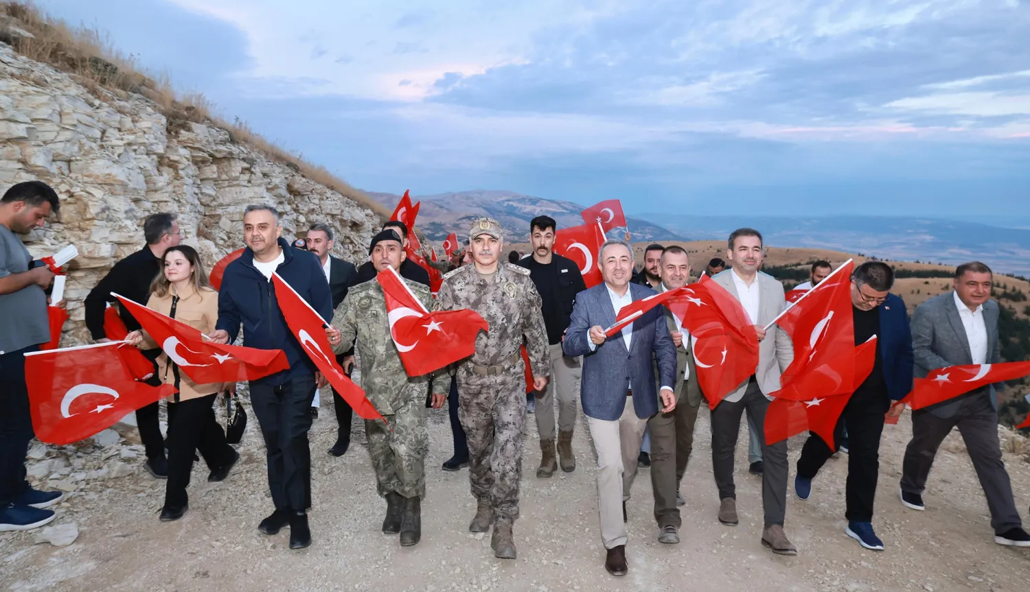 Dünyanın en büyük Türk bayrağında anlamlı 30 Ağustos Bayrağa Saygı Yürüyüşü