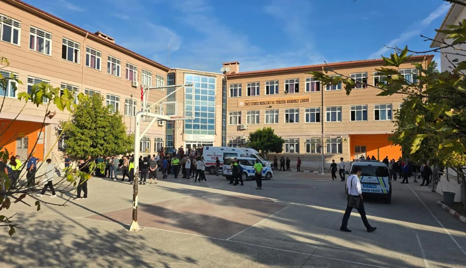Manisa Turgutlu’da lisenin önünde silahlı saldır